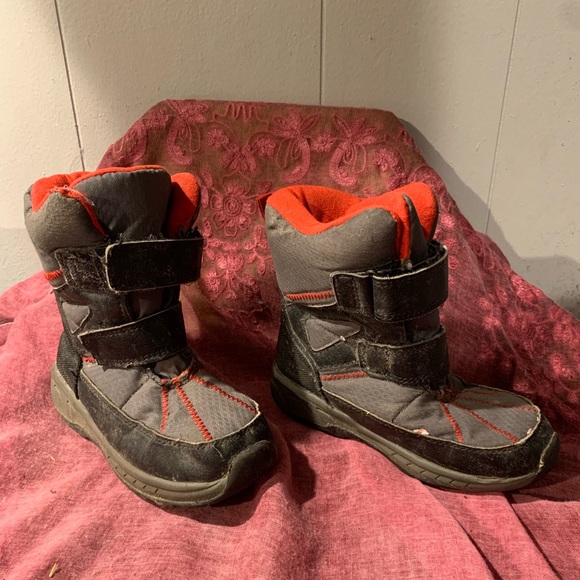 Carter’s Size 13 Youth Booth Snow Boots Black Gray Red - Picture 3 of 9